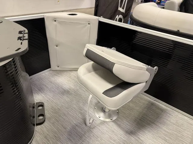 Slide: The Image of Bennington S-One Fish 22 SS Tritoon 2026 - 25