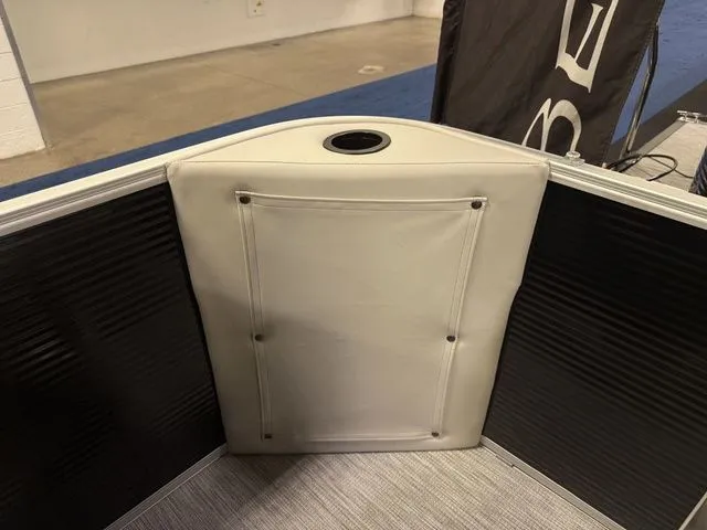 Slide: The Image of Bennington S-One Fish 22 SS Tritoon 2026 - 29