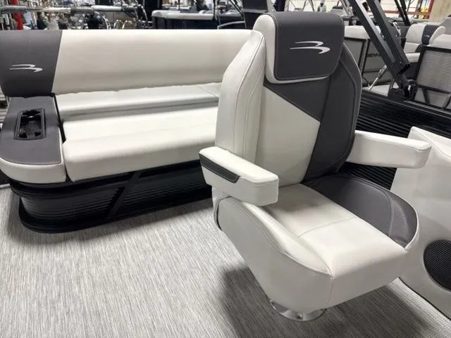 Slide: The Image of Bennington S Swingback 22 SSB Tritoon 2026 - 15