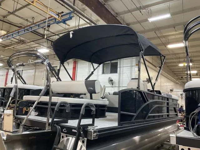 Slide: The Image of Bennington S Swingback 22 SSB Tritoon 2026 - 17