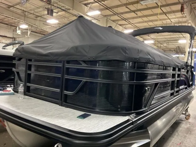 Slide: The Image of Bennington S Swingback 22 SSB Tritoon 2026 - 18