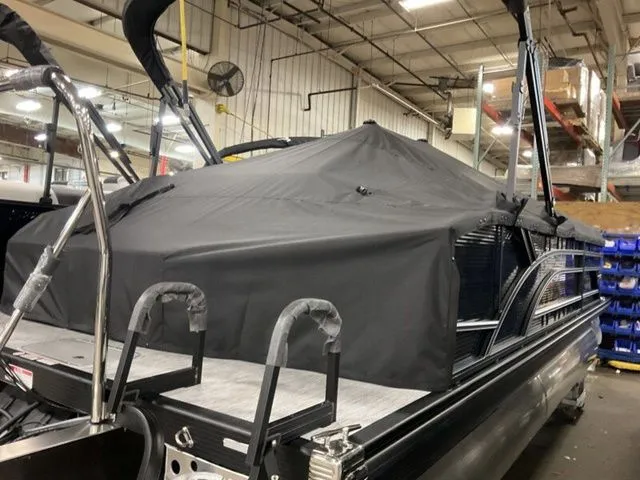 Slide: The Image of Bennington S Swingback 22 SSB Tritoon 2026 - 19