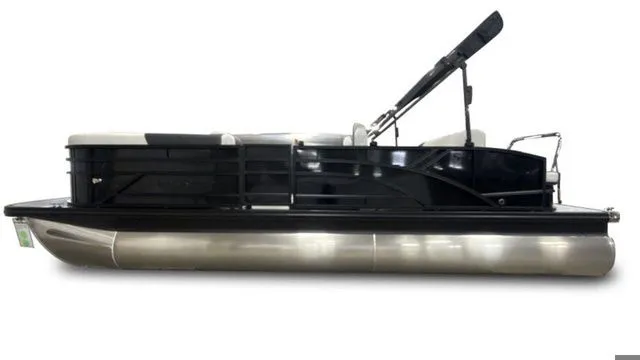 Slide: The Image of Bennington S Swingback 22 SSB Tritoon 2026 - 9