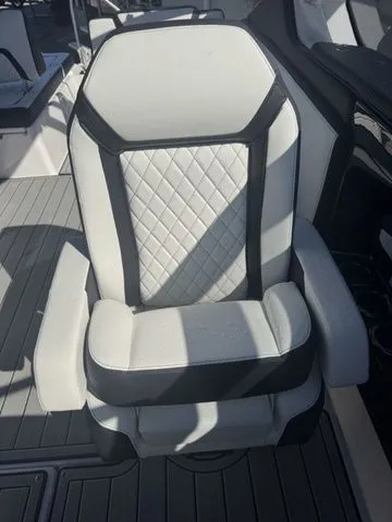 Slide: The Image of Yamaha 275SE 2025 - 14