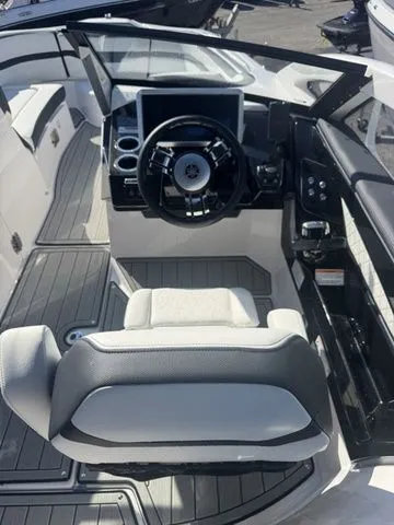 Slide: The Image of Yamaha 275SE 2025 - 18