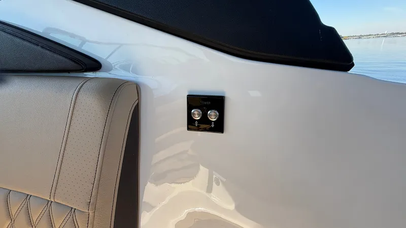 Slide: The Image of Sea Ray 260 SLX OUTBOARD 2023 - 17