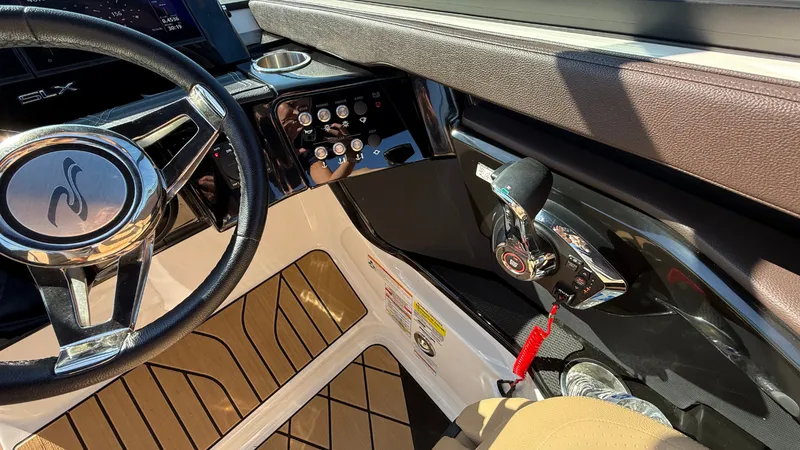 Slide: The Image of Sea Ray 260 SLX OUTBOARD 2023 - 22