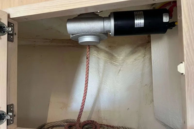 Slide: The Image of 2004 Henriques 35 Express interior compartment with motor and rope. - 62