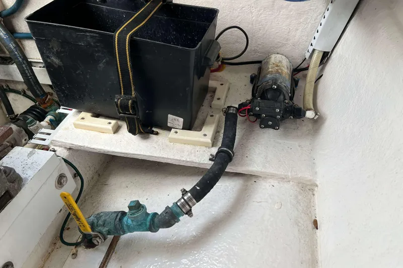 Slide: The Image of 2004 Henriques 35 Express engine compartment with battery and pump system. - 94