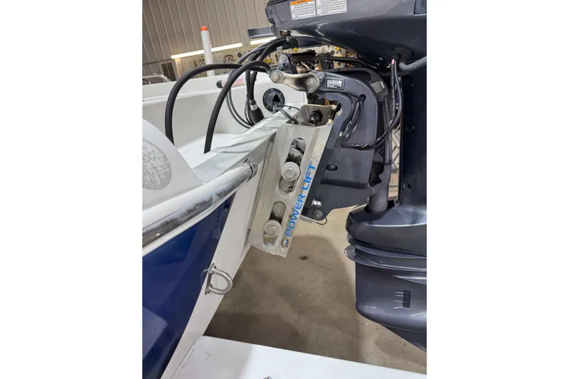 Slide: The Image of 2004 NauticStar 2200 NauticBay boat with Power Lift engine mount. - 9