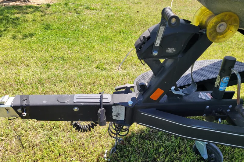 Slide: The Image of 2020 Ranger Z521L boat trailer hitch on grassy field. - 4