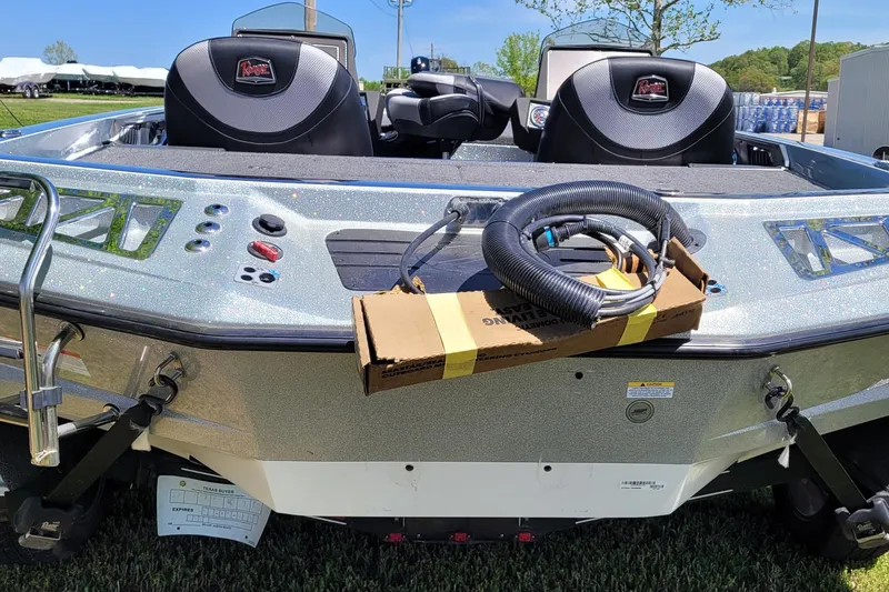 Slide: The Image of 2020 Ranger Z521L boat rear view with seats and equipment on deck. - 8