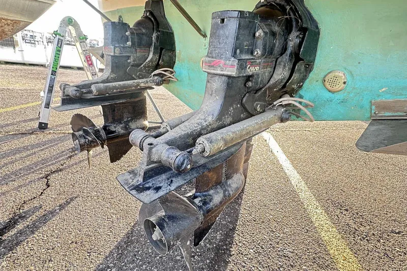 Slide: The Image of 1987 Sea Ray 300 Sundancer boat outdrive and propellers on display. - 3