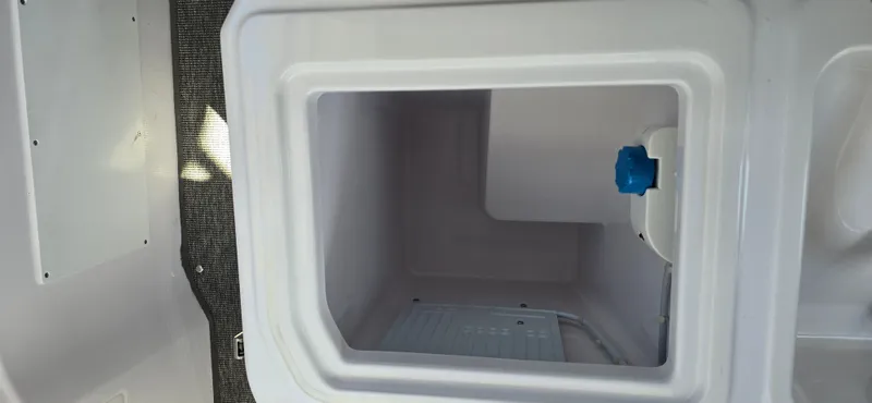 Slide: The Image of Axopar Aft Cabin 2025 - 15