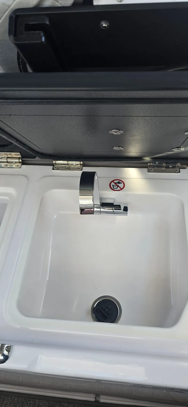 Slide: The Image of Axopar Aft Cabin 2025 - 16