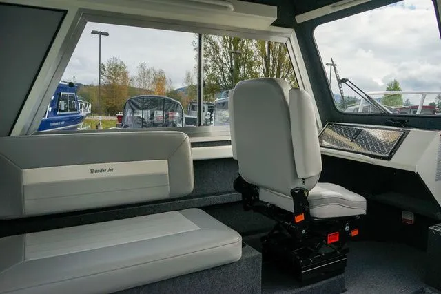 Slide: The Image of Thunder Jet 22 Alexis Pro 2025 - 17