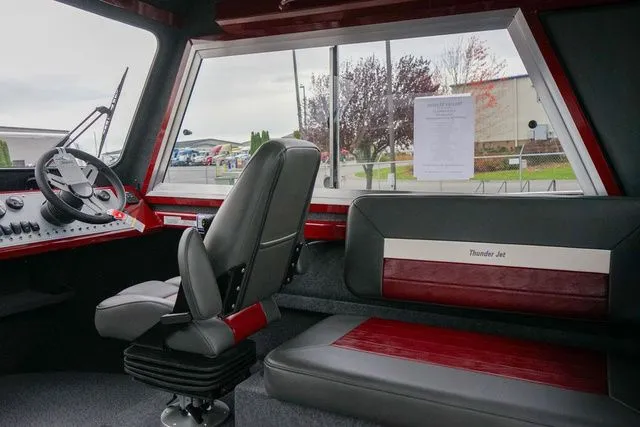 Slide: The Image of Thunder Jet 24 Alexis Pro 2025 - 13