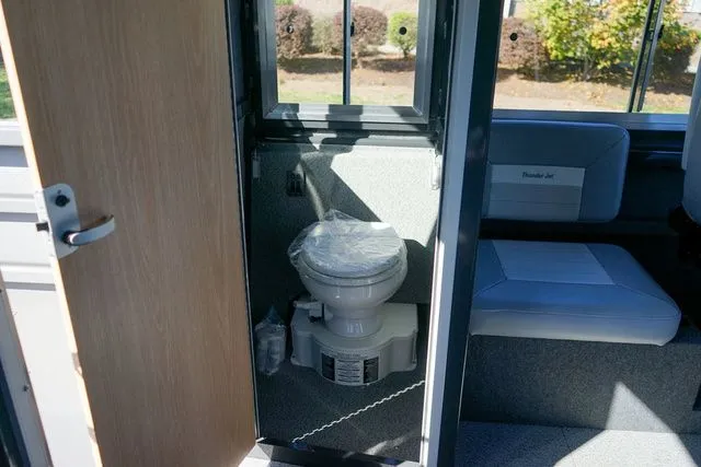 Slide: The Image of Thunder Jet 26 Alexis Pro XL HT 2026 - 13