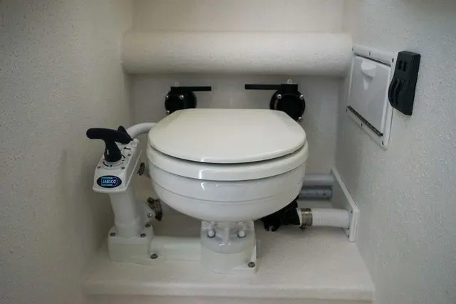 Slide: The Image of Sea Sport Explorer 2400 2025 - 17