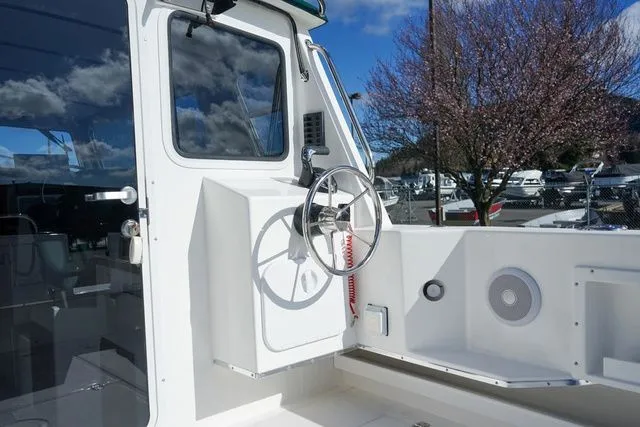 Slide: The Image of Sea Sport Explorer 2400 2025 - 6