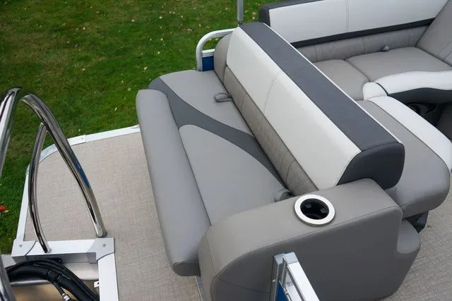 Slide: The Image of Avalon LSZ Cruise Rear Bench 19 FT 2023 - 7