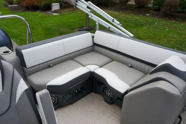 Slide: The Image of Avalon LSZ Cruise Rear Bench 19 FT 2023 - 8