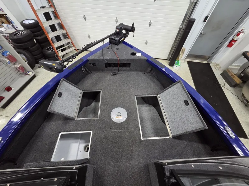 Slide: The Image of Crestliner 1950 Fish Hawk 2025 - 32