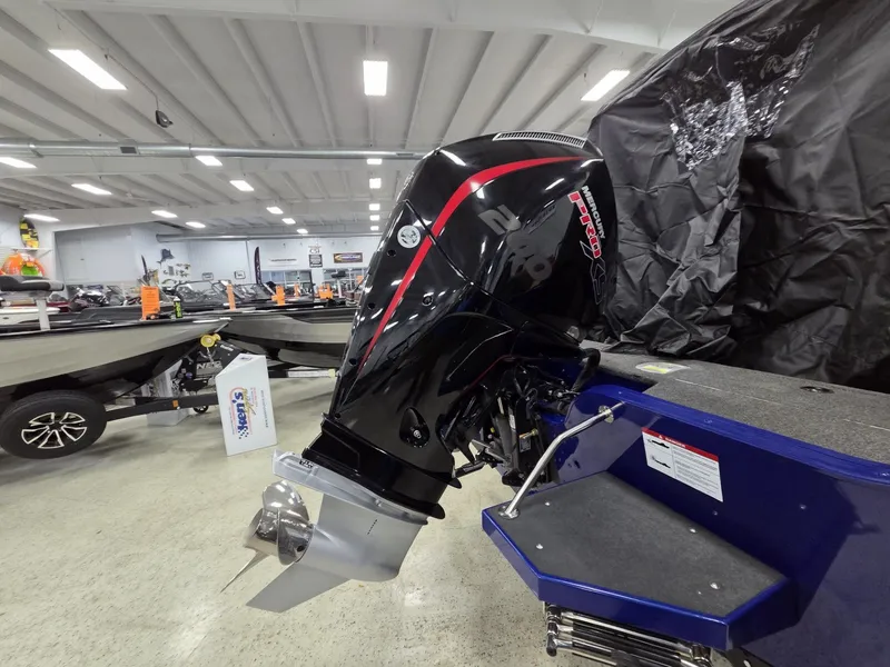 Slide: The Image of Crestliner 1950 Fish Hawk 2025 - 40