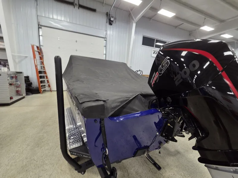 Slide: The Image of Crestliner 1950 Fish Hawk 2025 - 7