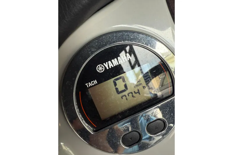 Slide: The Image of Yamaha tachometer display on 2021 Chaparral 23 SSi boat dashboard. - 11