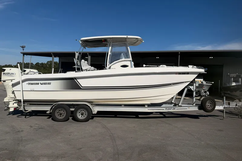 The Image of 2018 Twin Vee 260 CC SE boat on trailer, side view, with Suzuki engines. - 0