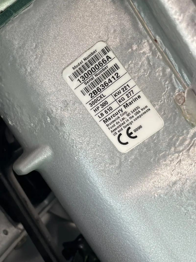 Slide: The Image of Boston Whaler 320 Vantage 2019 - 10