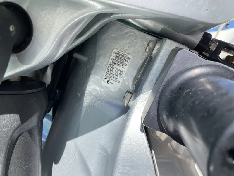 Slide: The Image of Boston Whaler 320 Vantage 2019 - 11