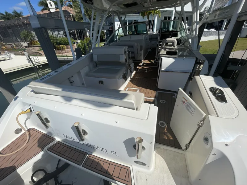 Slide: The Image of Boston Whaler 320 Vantage 2019 - 12