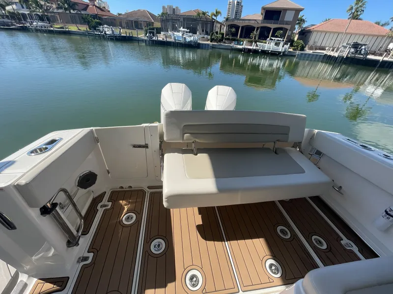 Slide: The Image of Boston Whaler 320 Vantage 2019 - 14