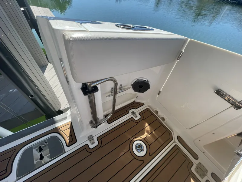 Slide: The Image of Boston Whaler 320 Vantage 2019 - 15