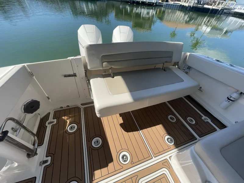 Slide: The Image of Boston Whaler 320 Vantage 2019 - 16