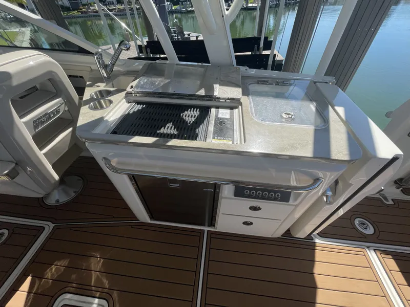 Slide: The Image of Boston Whaler 320 Vantage 2019 - 18