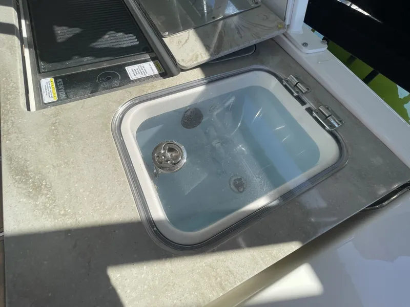 Slide: The Image of Boston Whaler 320 Vantage 2019 - 19