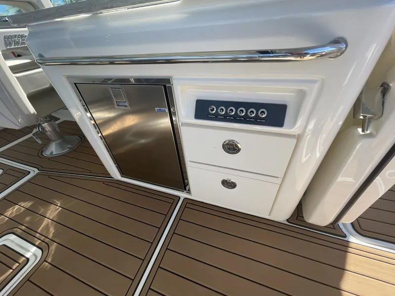 Slide: The Image of Boston Whaler 320 Vantage 2019 - 24
