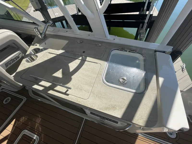 Slide: The Image of Boston Whaler 320 Vantage 2019 - 25