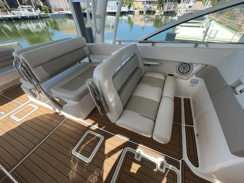 Slide: The Image of Boston Whaler 320 Vantage 2019 - 26