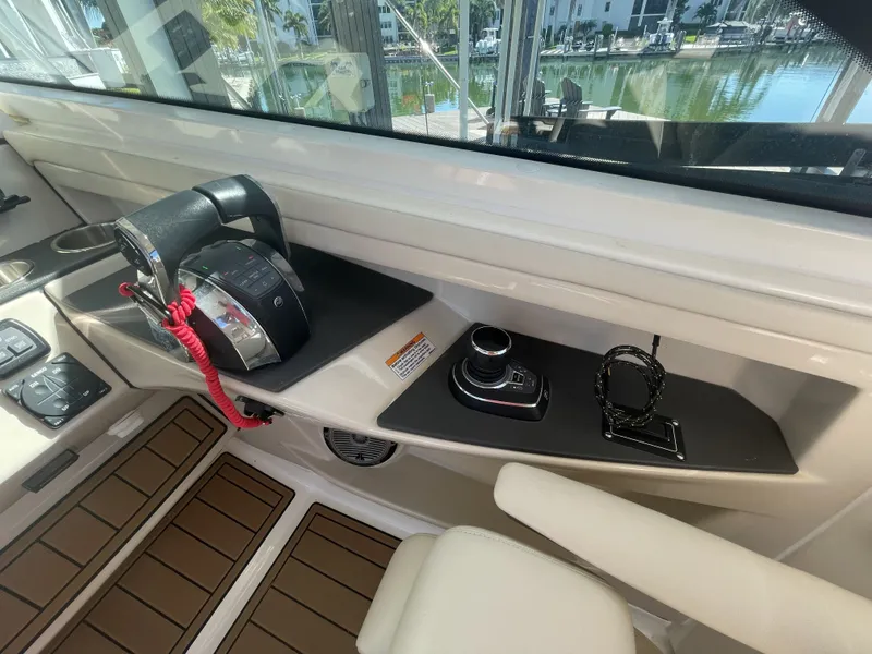 Slide: The Image of Boston Whaler 320 Vantage 2019 - 28