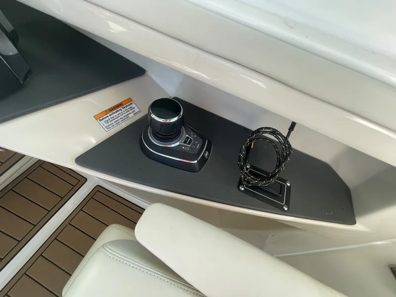 Slide: The Image of Boston Whaler 320 Vantage 2019 - 29
