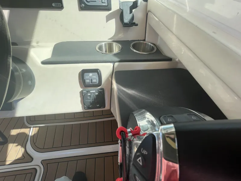 Slide: The Image of Boston Whaler 320 Vantage 2019 - 30