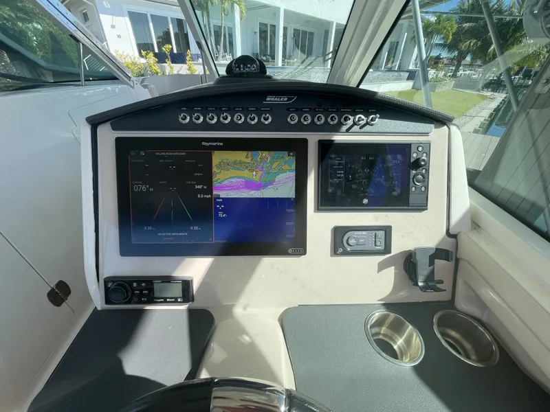 Slide: The Image of Boston Whaler 320 Vantage 2019 - 31
