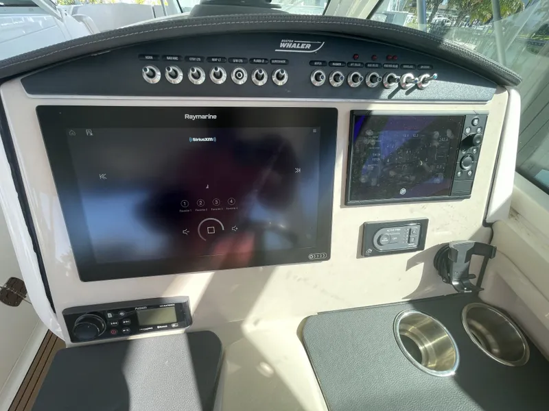 Slide: The Image of Boston Whaler 320 Vantage 2019 - 34