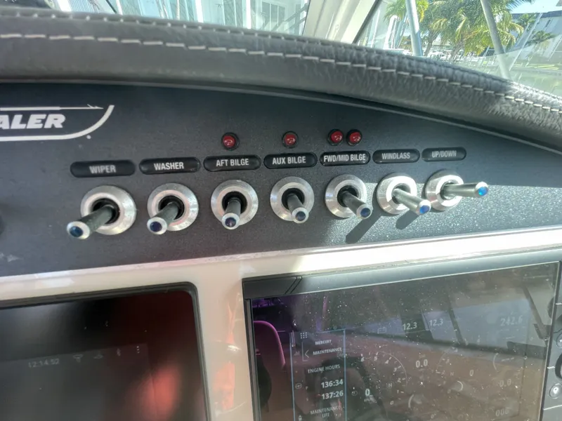 Slide: The Image of Boston Whaler 320 Vantage 2019 - 37