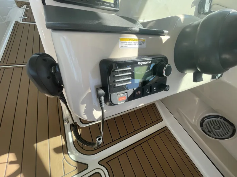 Slide: The Image of Boston Whaler 320 Vantage 2019 - 39