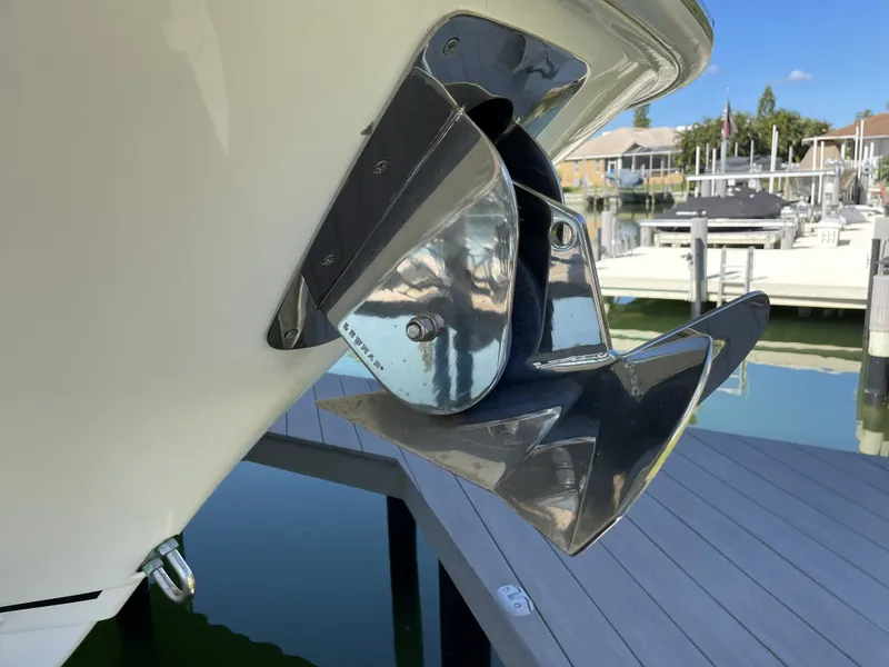 Slide: The Image of Boston Whaler 320 Vantage 2019 - 4